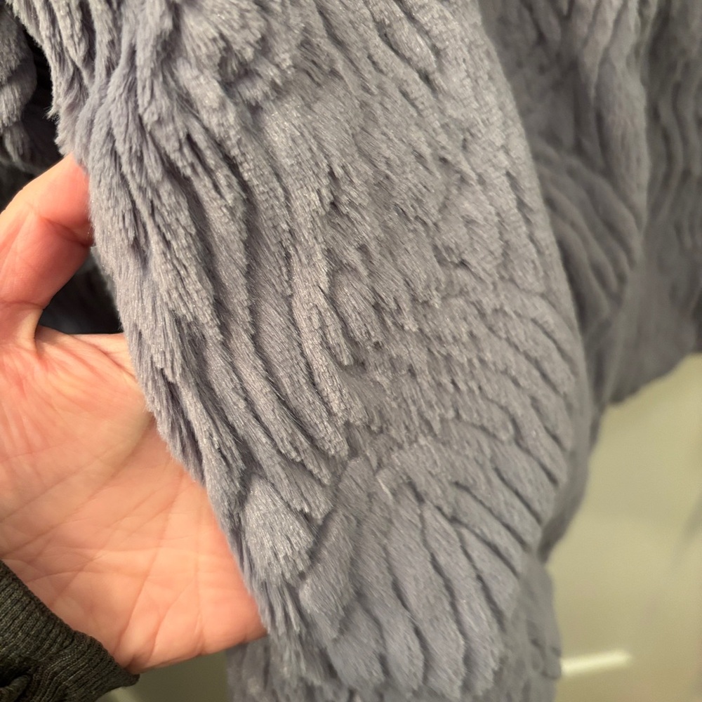 Patagonia grey faux fur jacket - Picture 3 of 5